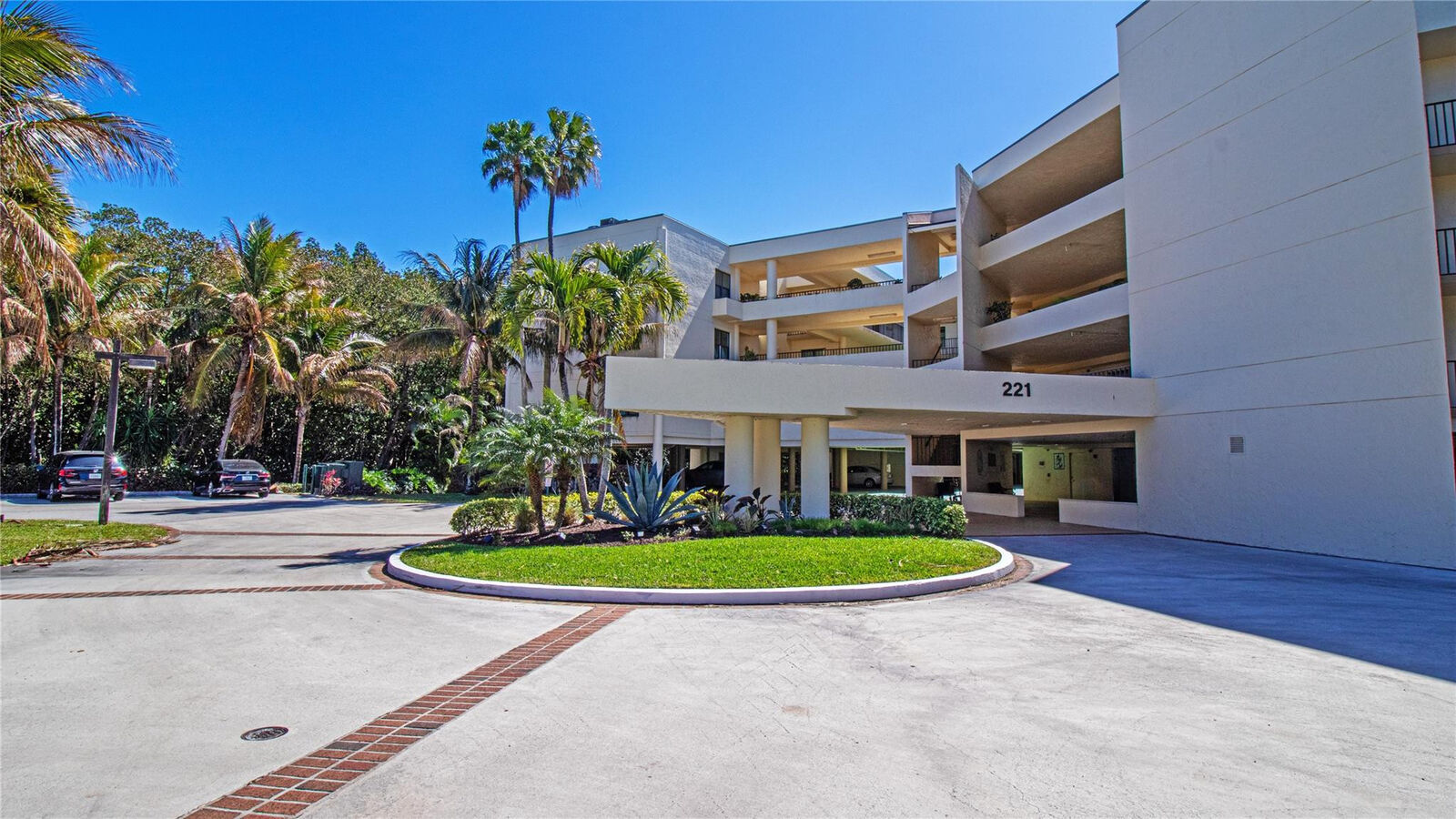 Property Photo: 221 NE Plantation Road 213 FL 34996