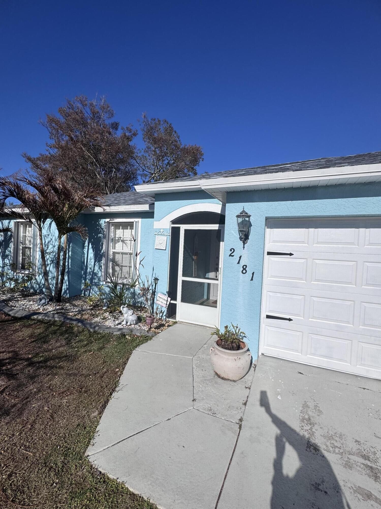 Property Photo:  2181 SW Larchmont Lane  FL 34984 