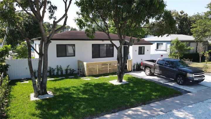 Property Photo: 150 NE 169th Ter FL 33162