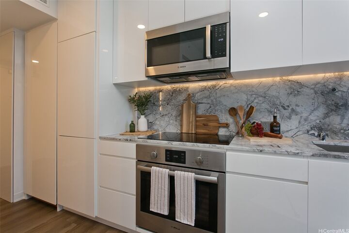 Property Photo:  987 Queen Street 3506  HI 96814 