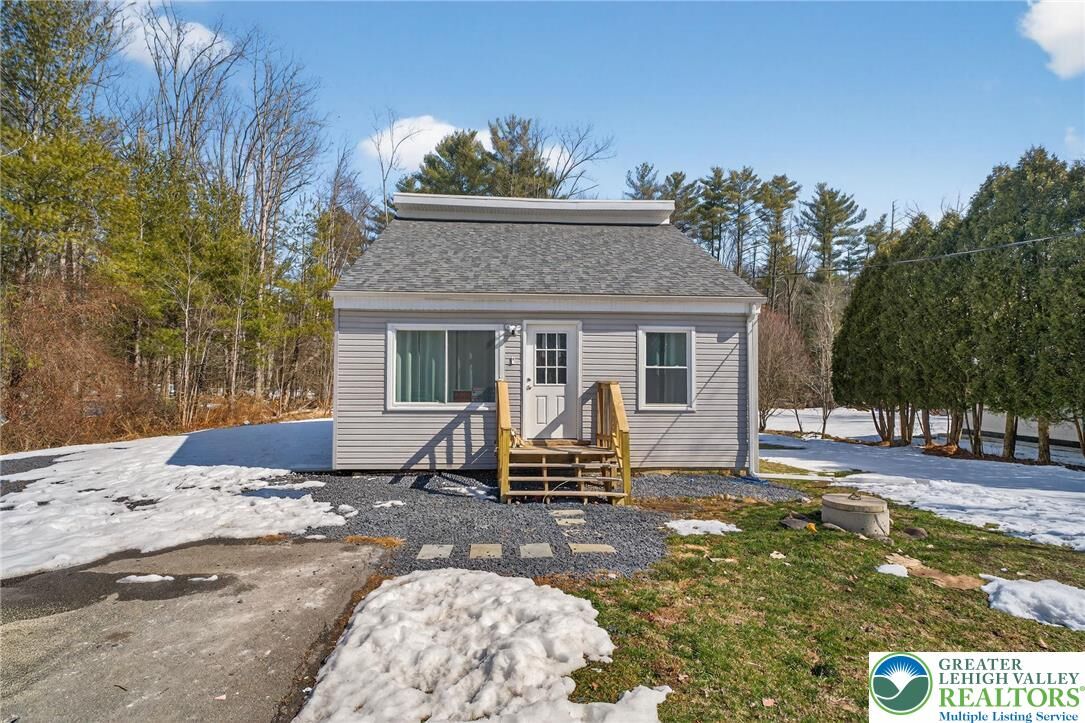 Property Photo:  3084 Pleasant View Drive  PA 18058 