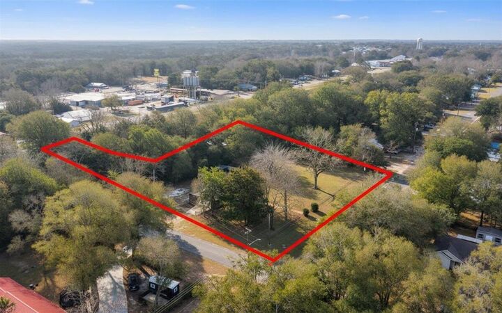 Property Photo: 750 W Orange Avenue FL 32435