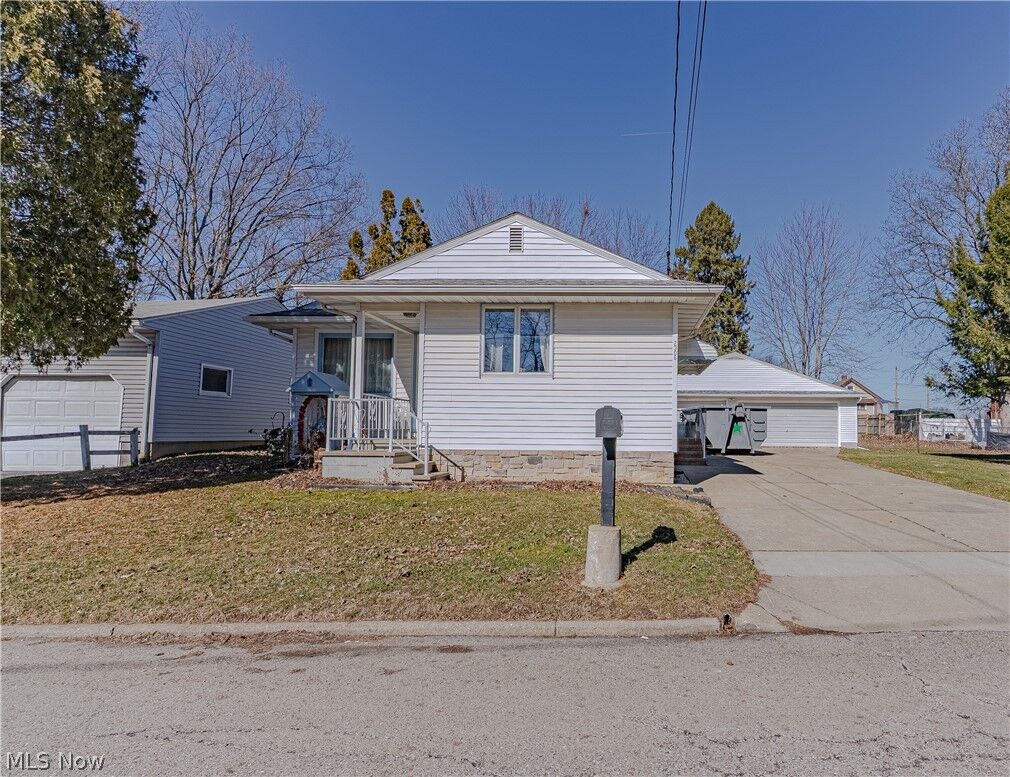 Property Photo:  2306 Cherry Hill Avenue  OH 44509 