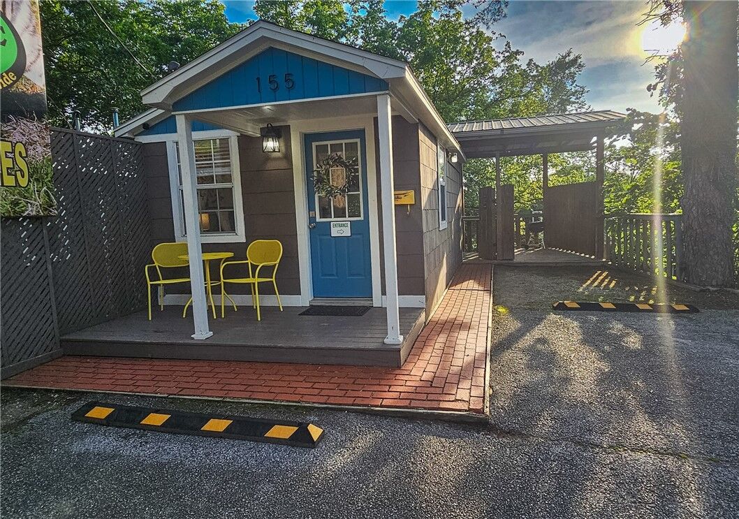 Property Photo: 155 W Van Buren AR 72632