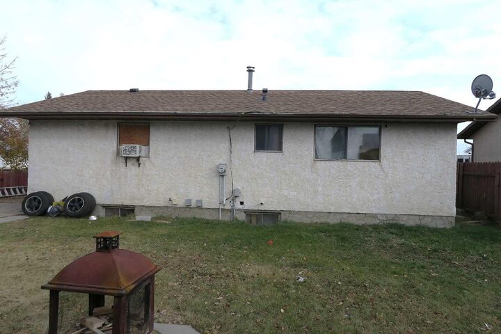 Property Photo:  15 Ash Street  AB T1R 0H1 