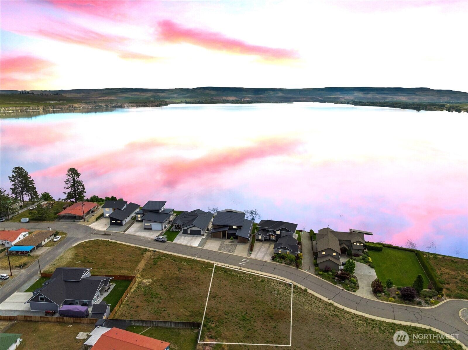 Property Photo:  713  1st Street S  WA 98812 