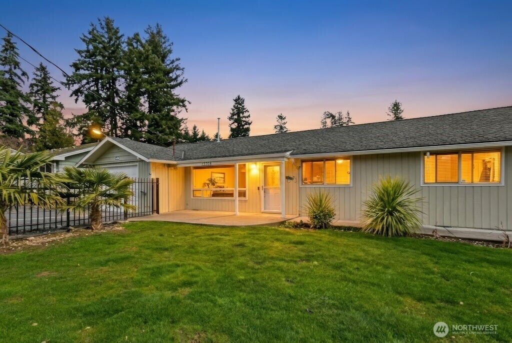 Property Photo: 13708 10th Avenue S WA 98168