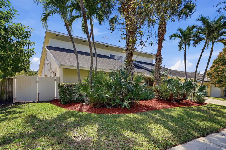 Property Photo:  340 Apache Lane  FL 33487 