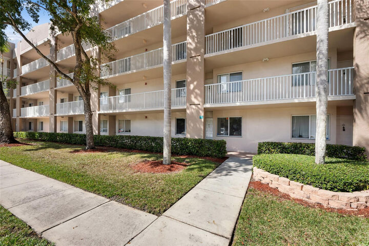 Property Photo: 9511 Weldon Circle 105 FL 33321