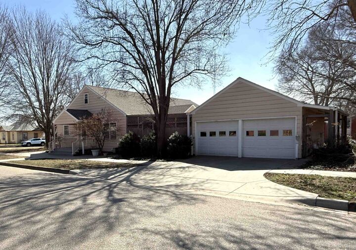 Property Photo:  624 N Springfield  KS 67003 