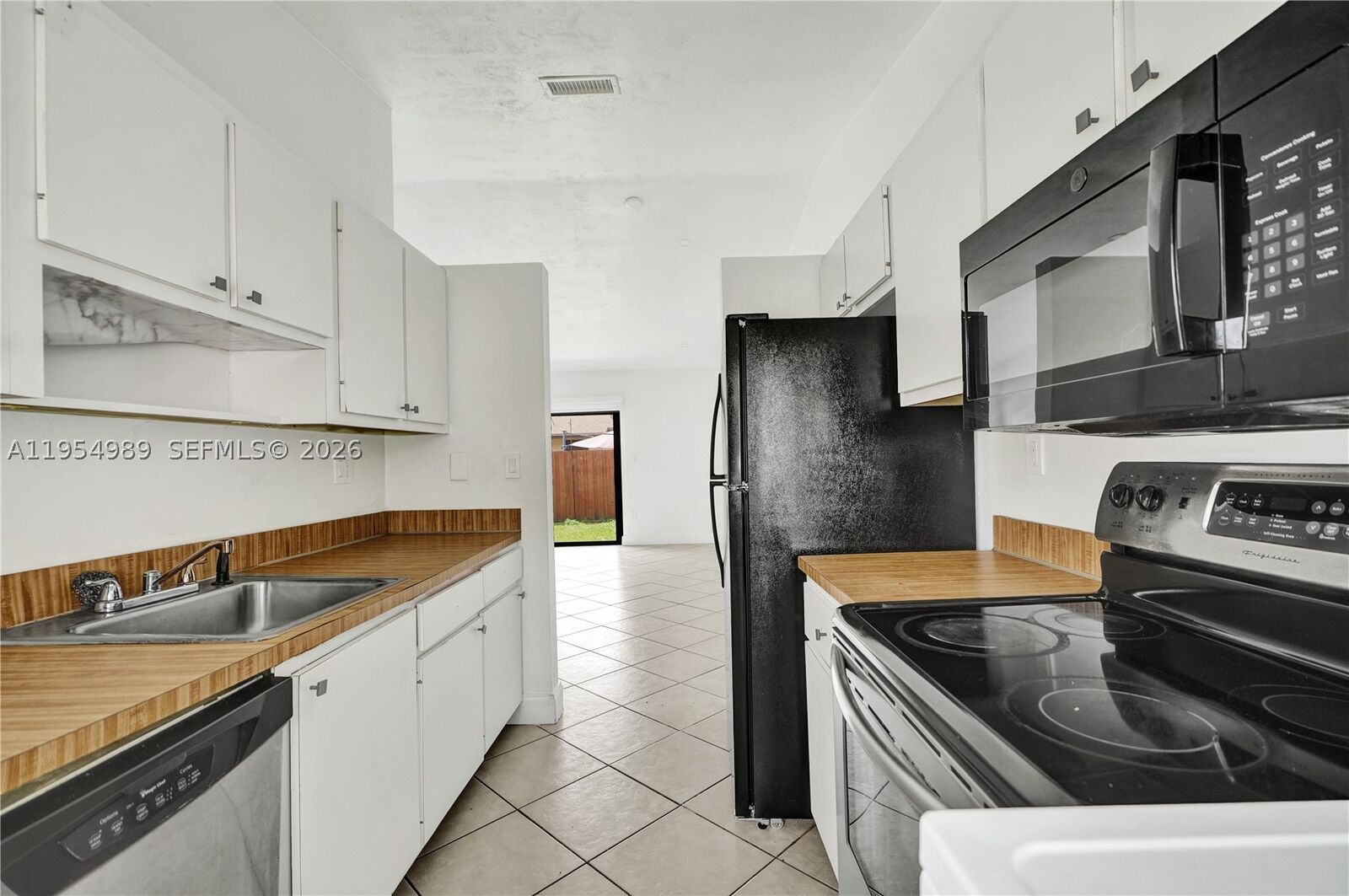 Property Photo: 12216 SW 110th Ln FL 33186