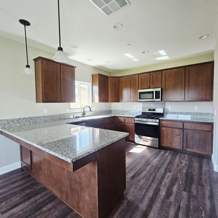 Property Photo: 1009 E Harter Drive CA 93292