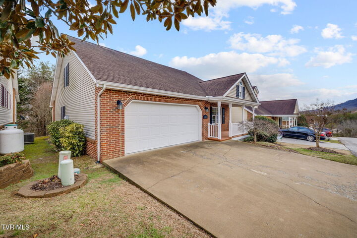 Property Photo:  613 Willowcrest Place  TN 37660 