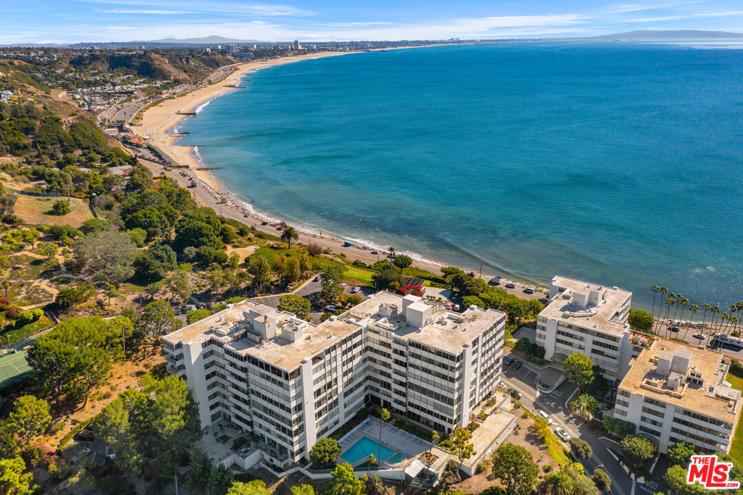 Property Photo:  17352 W Sunset Blvd  CA 90272 