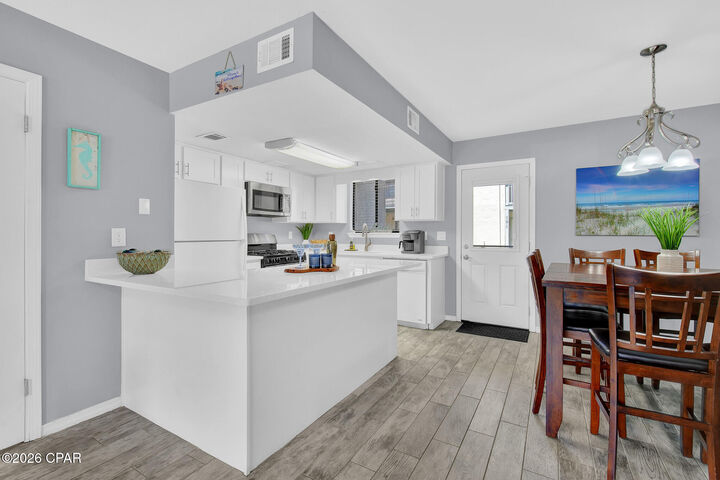 Property Photo: 170 W Leslie Lane FL 32407