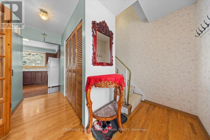 Property Photo:  34 Hadley Circle  ON K2H 6N9 