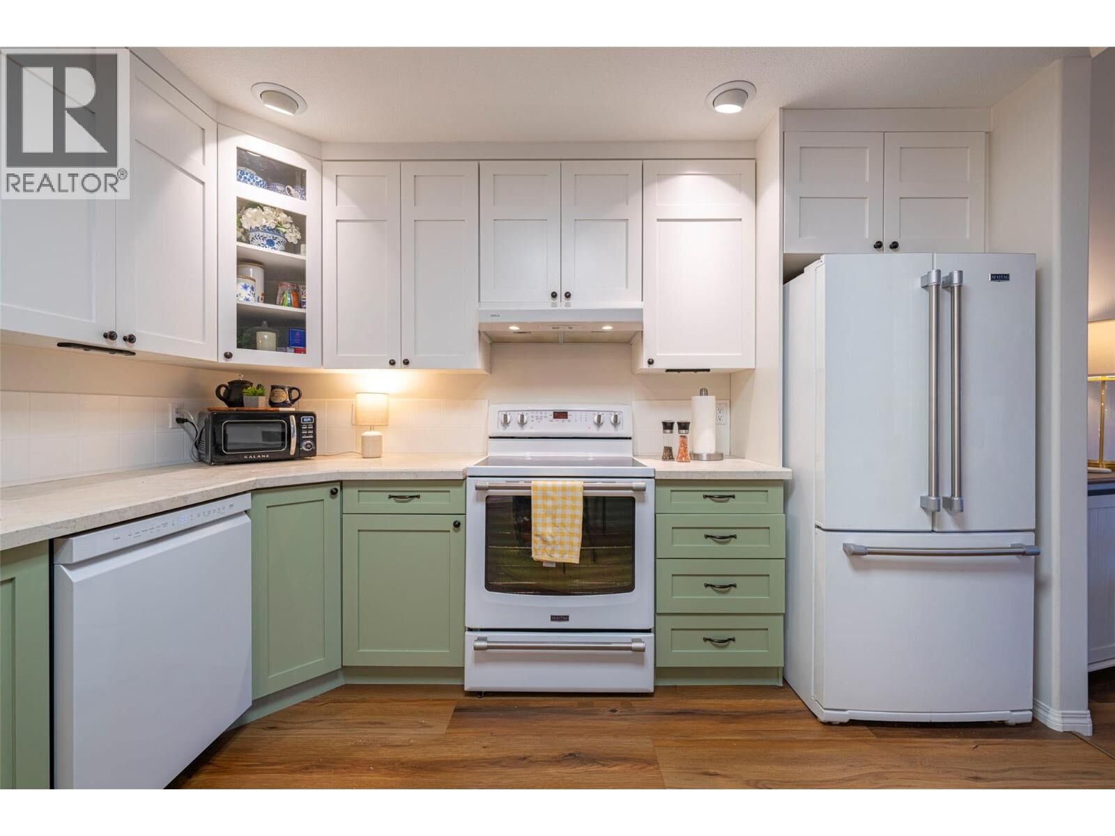 Property Photo: 501 Kildonan Avenue 2 BC V0E 1V2