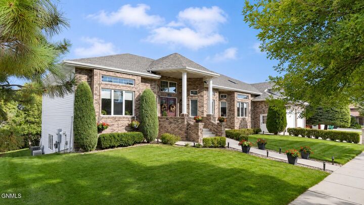 Property Photo:  700 Aspen Avenue  ND 58503 
