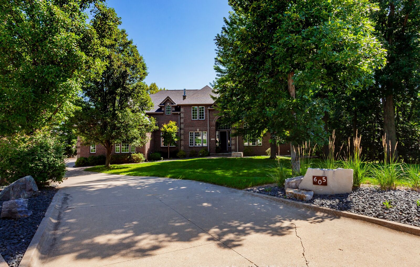 Property Photo:  605 Oakwood Place  IA 50226 