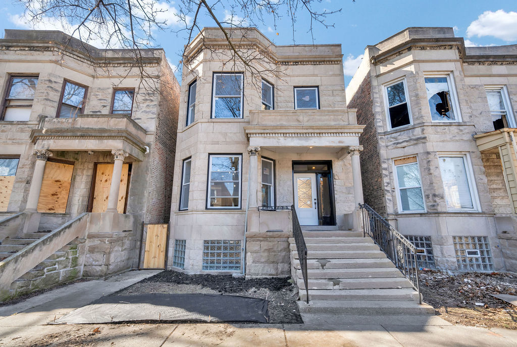 Property Photo:  
