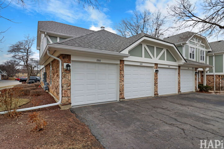 Property Photo:  1300 Cromwell Court 1300  IL 60061 