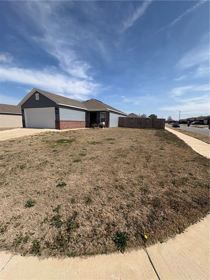 Property Photo:  1607 S Blandford Street  AR 72761 