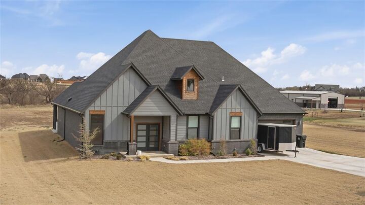 Property Photo:  2600 Hayfield Way  OK 73044 