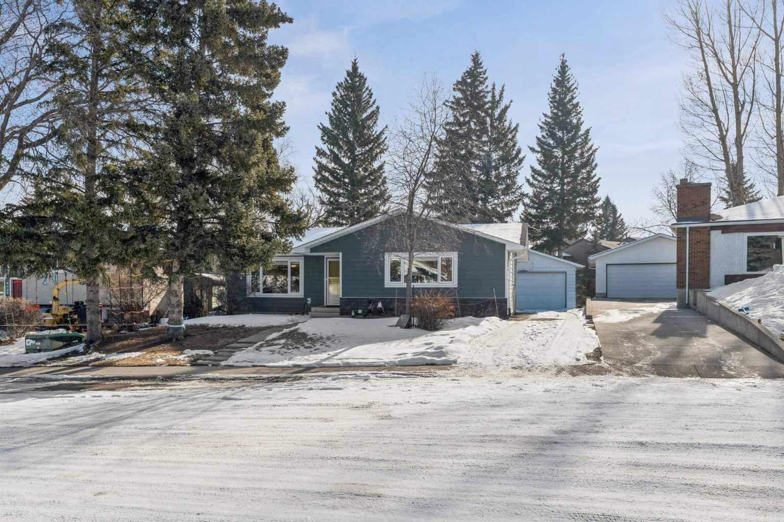 Property Photo:  9724 Oakhill Drive SW  AB T2V 3W5 