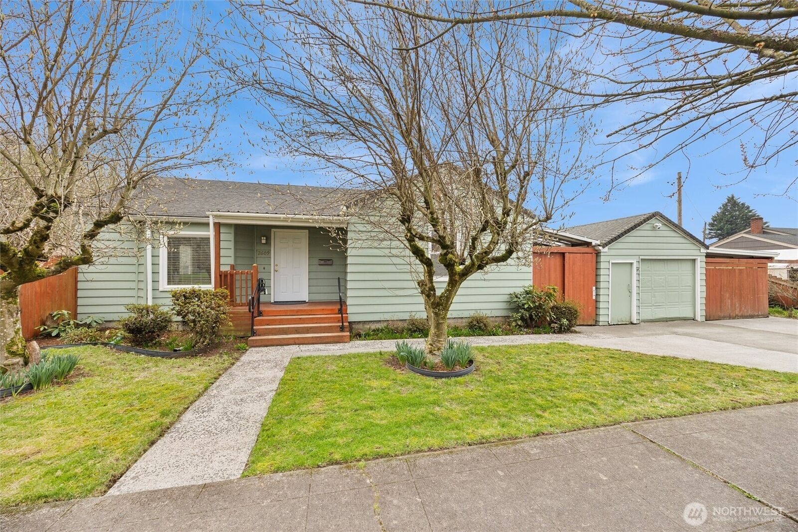 Property Photo: 2609 Hemlock Street WA 98632