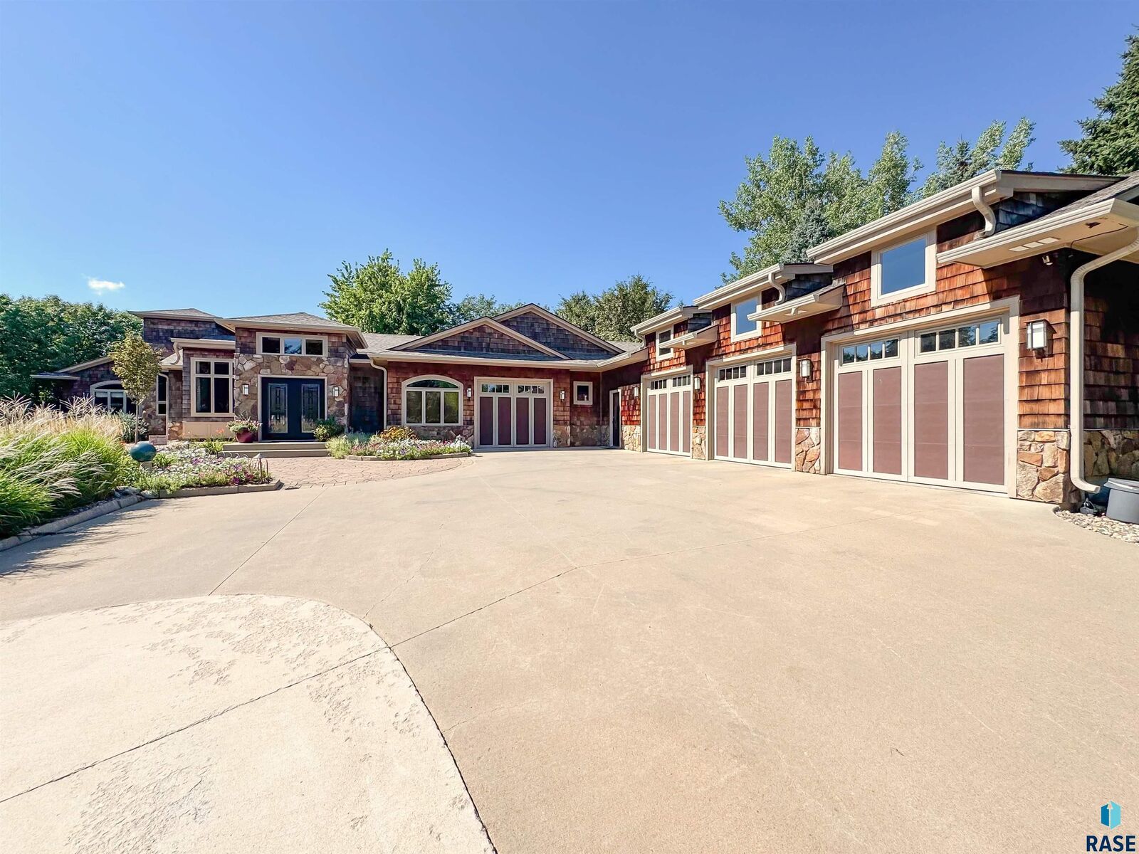 Property Photo: 411 S Country Club Ave SD 57005