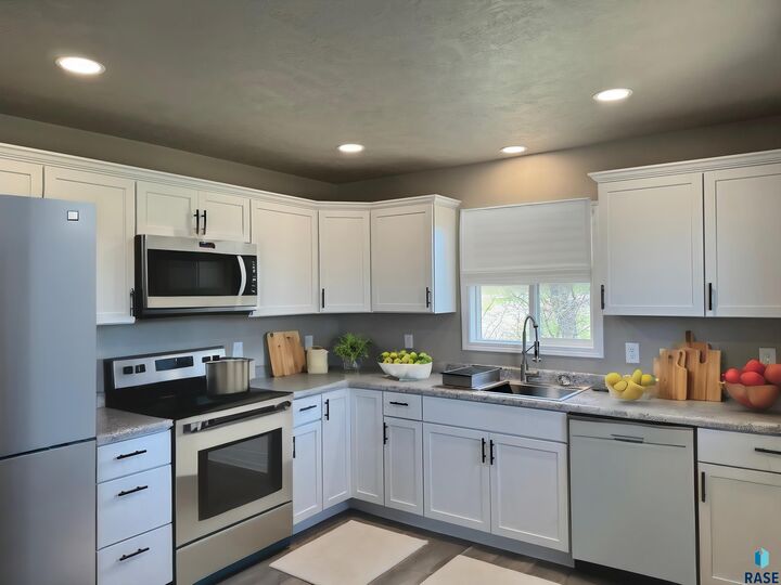 Property Photo: 1513 S Splitrock Blvd SD 57005