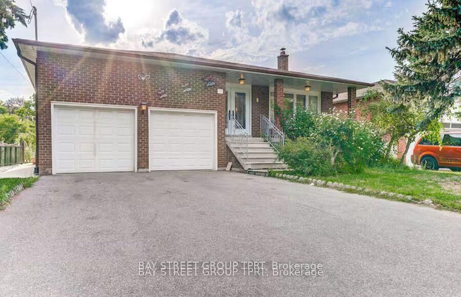 Property Photo: 8 Kersey Crescent ON L4C 3W3