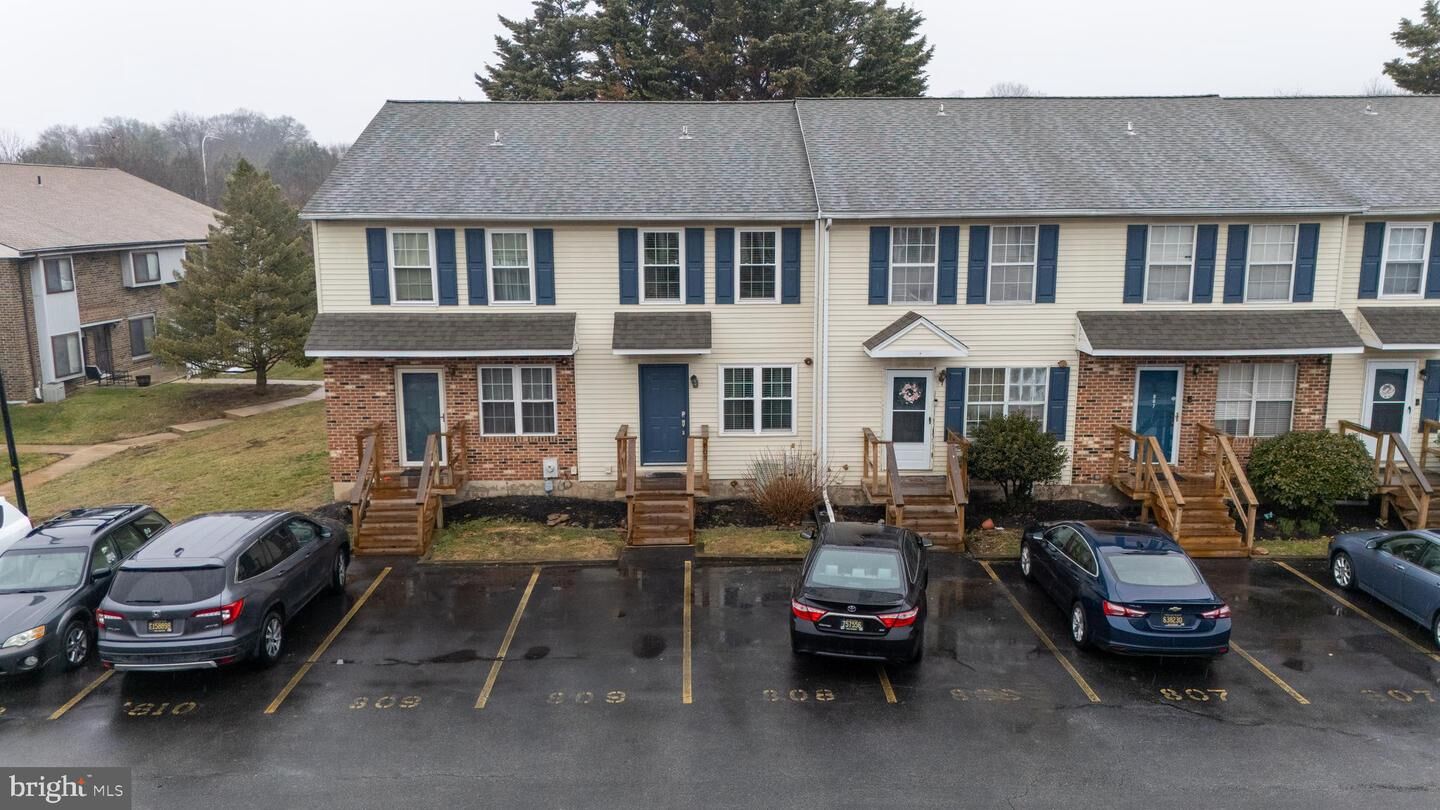 Property Photo:  809 Cobble Creek Curve 809  DE 19702 