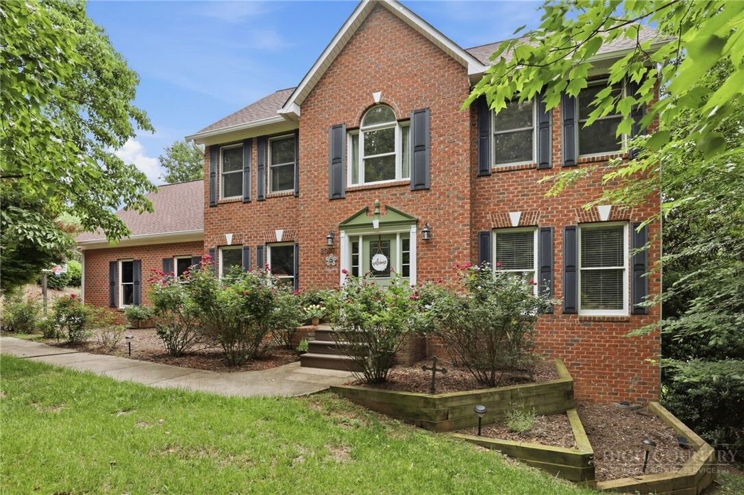 Property Photo:  2027 Fairview Circle  NC 28697 