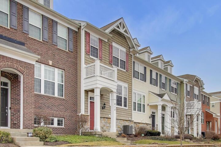 Property Photo:  813 E Hamlin Lane  IL 60004 