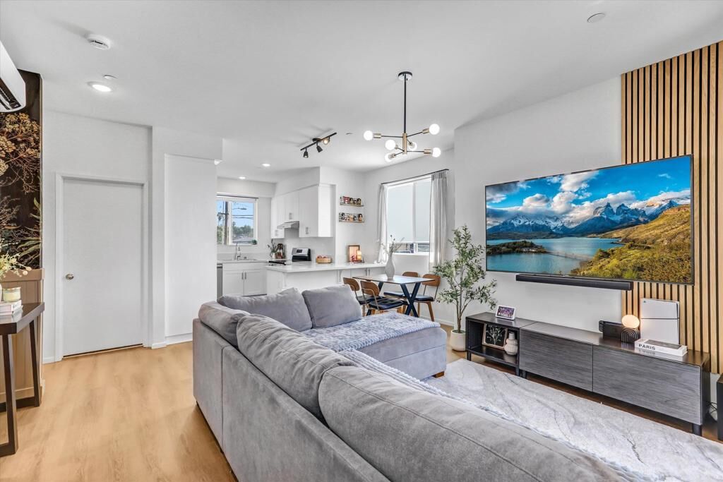 Property Photo: 402 Creekside Cir CA 92114