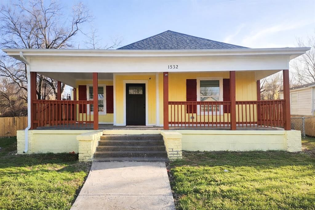 Property Photo:  1532 E Myrtle Street  TX 76104 