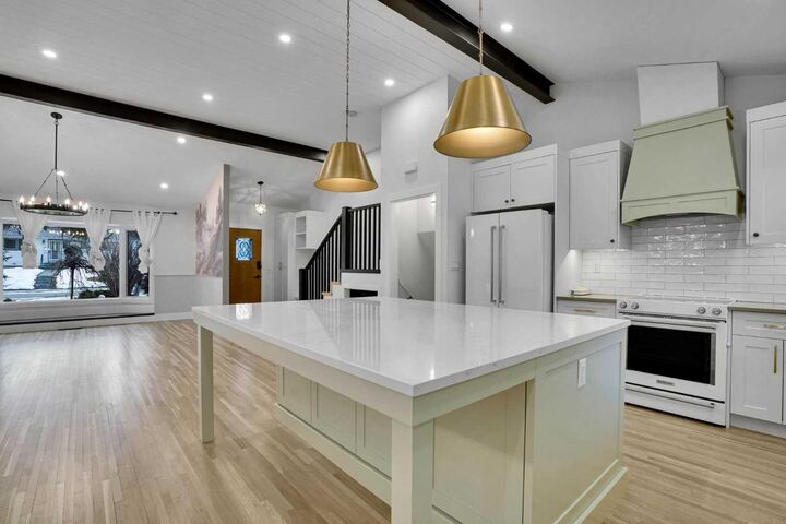 Property Photo:  64 Hartford Road NW  AB T2K 2A5 