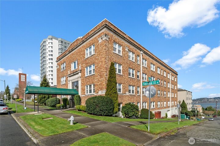 Property Photo:  301 N Tacoma Avenue 3  WA 98403 