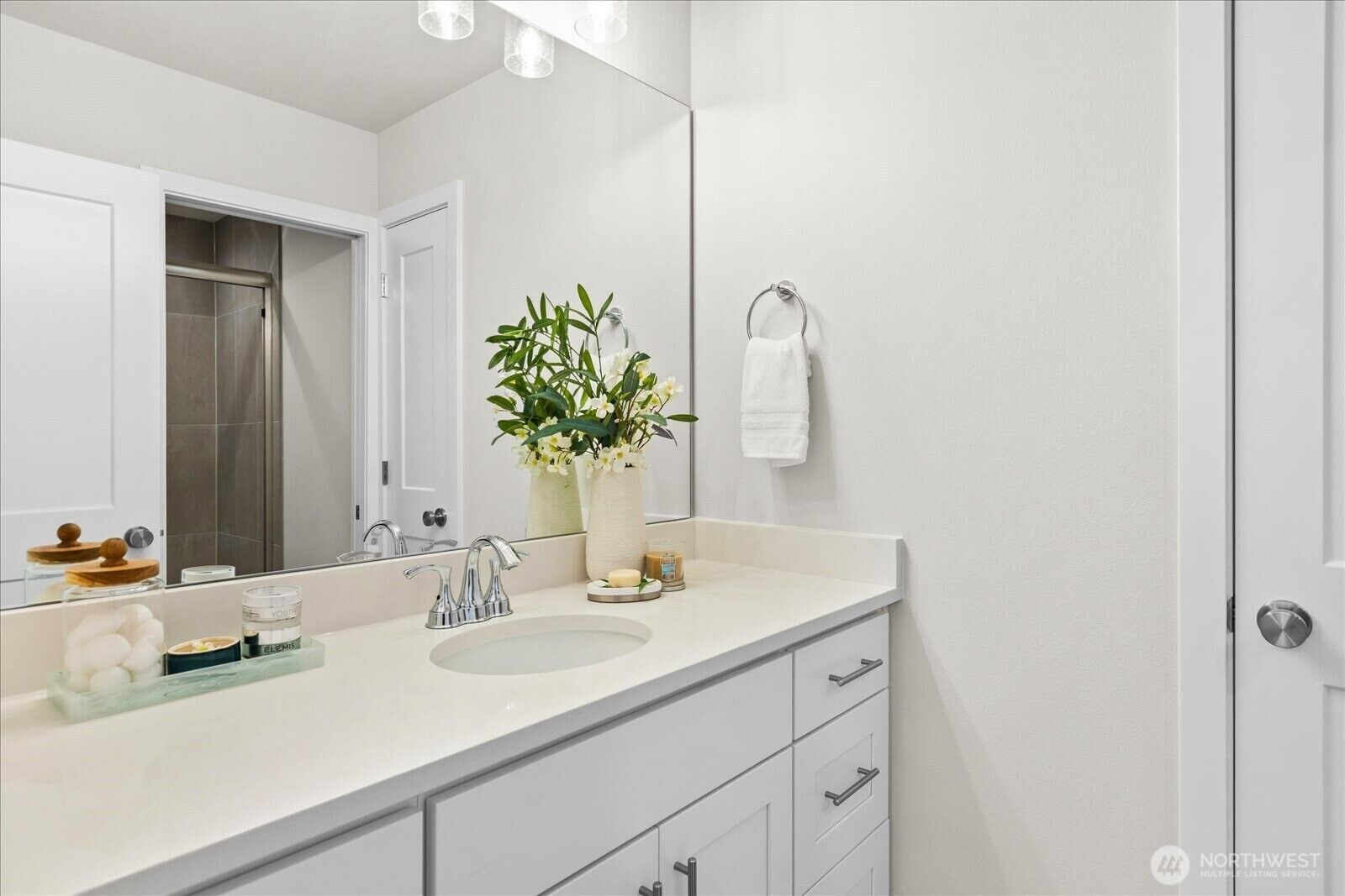 Property Photo: 2217 Hoyt Avenue C WA 98201