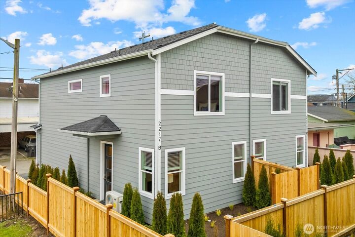 Property Photo:  2217  Hoyt Avenue C  WA 98201 