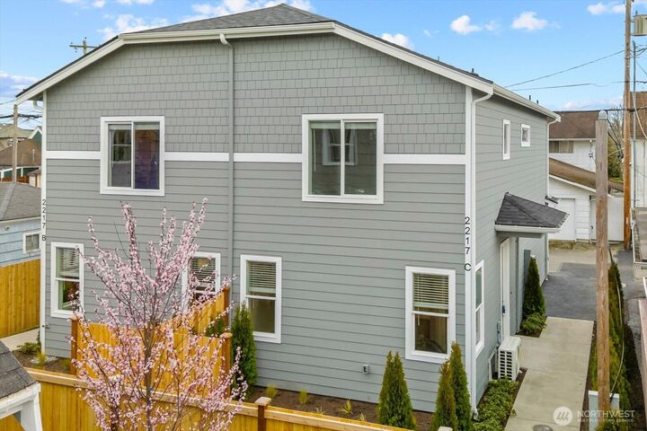 Property Photo: 2217 Hoyt Avenue C WA 98201