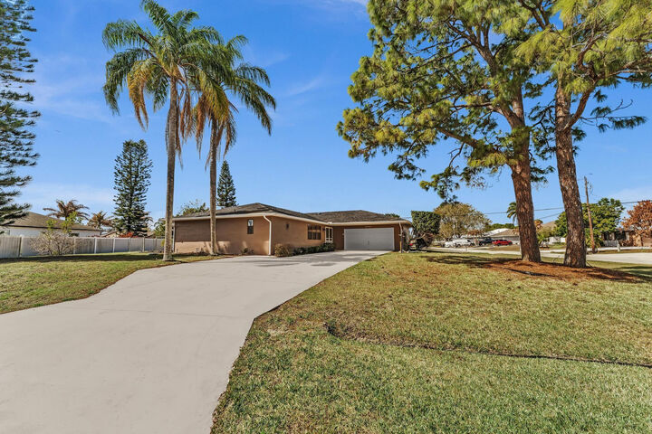 Property Photo:  2002 SE Aneci Street  FL 34984 