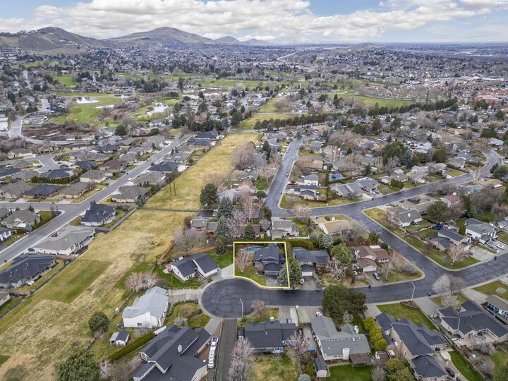 Property Photo:  2429 Mark Ct  WA 99352 