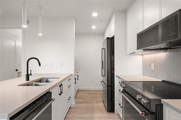 Property Photo:  1102 Esquimalt Rd Th4  BC V9A 0L3 