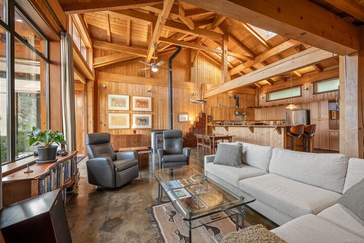 Property Photo: 825 Austin Dr BC V0P 1K0