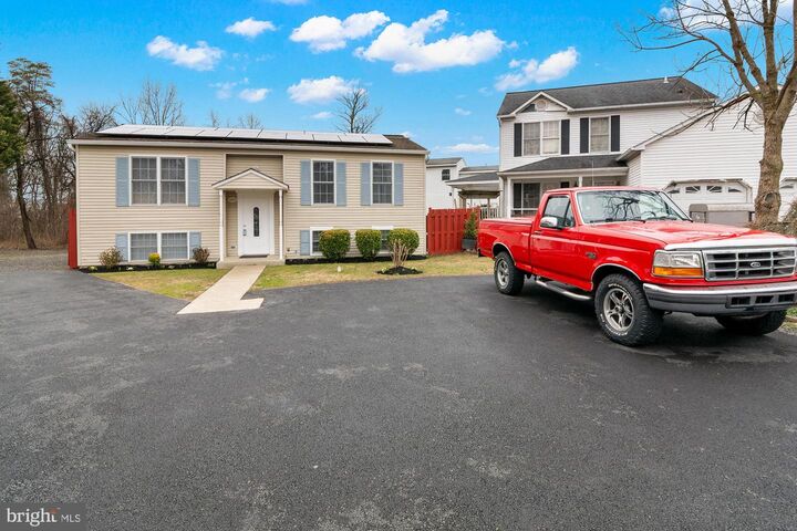 Property Photo: 8252 Glen Court MD 20794