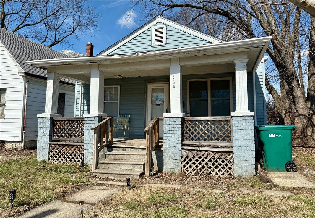 Property Photo:  1608 E Clay Street  IL 62521 