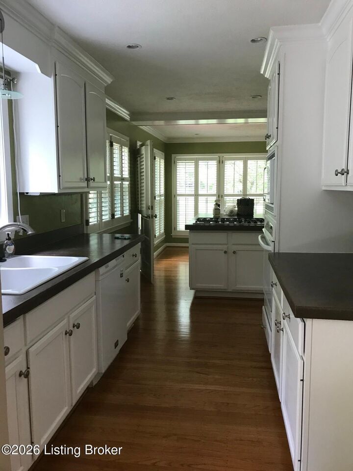 Property Photo:  401 Winton Ln  KY 40206 