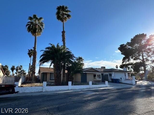 Property Photo: 3905 Calle De Este NV 89121